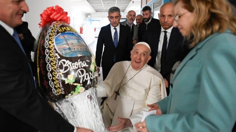 En la enfermería de la prisión femenina regalaron al Papa un huevo de Pascua gigante
