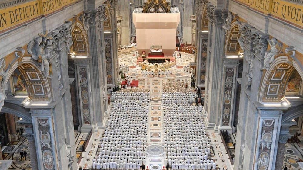 Multitud de sacerdotes del clero de Roma en la Misa Crismal del Papa Francisco en la que se bendicen los santos óleos el Jueves Santo de 2024