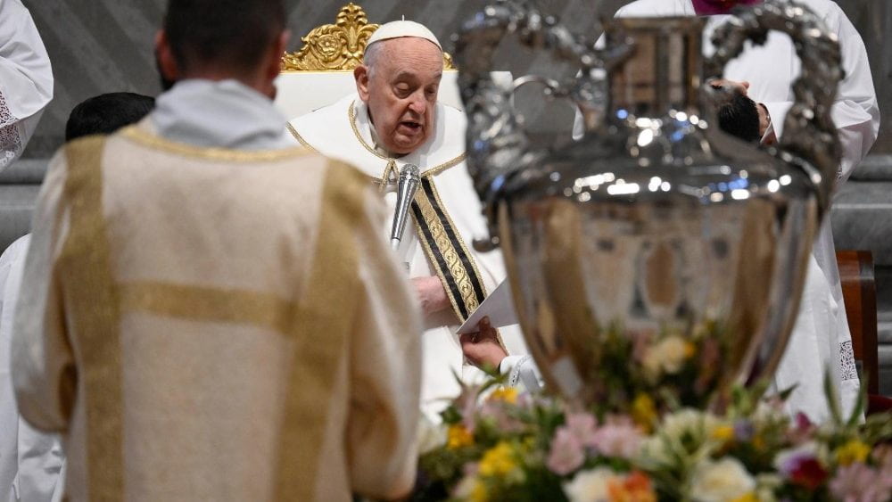 El Papa Francisco en la misa crismal de 2024 con los santos óleos en tres urnas