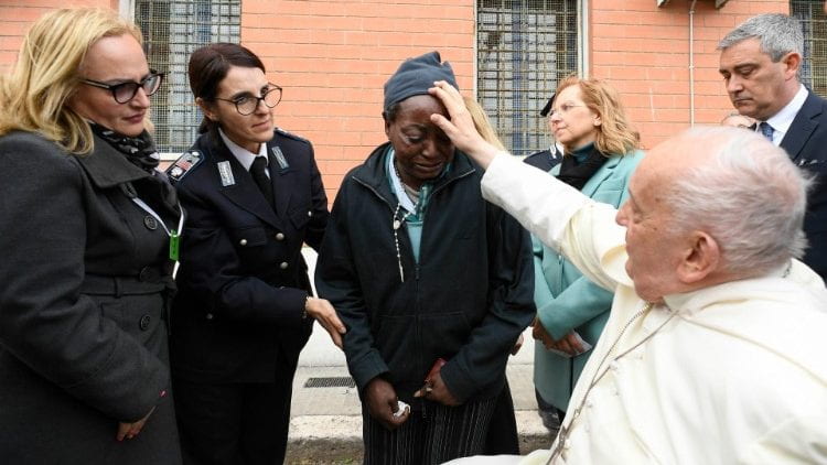 El Papa bendijo a una mujer africana que lloraba desconsoladamente en su visita