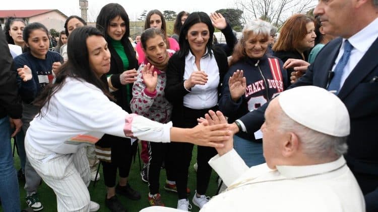 Muchas internas de la prisión se esforzaron por tocar al Papa o saludarlo muy de cerca