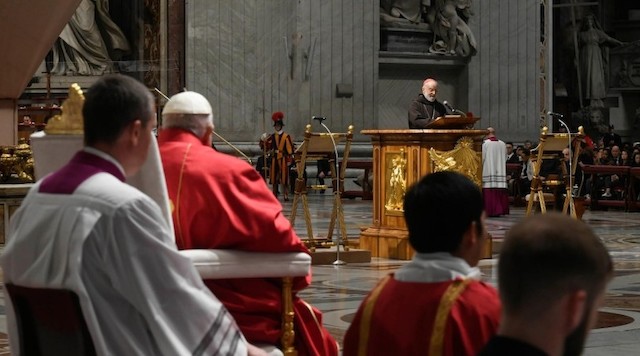 Un momento de la predicación del cardenal Cantalamessa.
