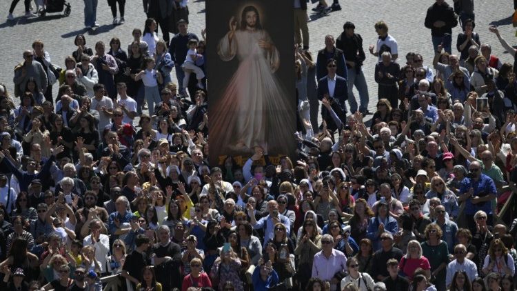 Devotos de la Divina Misericordia en peregrinación a su santuario en Roma en el segundo domingo de Pascua