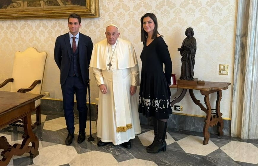 Olivia Maurel y su marido, activistas contra el vientre de alquiler, en visita al Papa Francisco