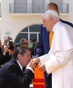El Papa condecora a Vázquez con la Gran Cruz y la Banda de Caballero de la Orden Piana