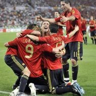 La selección española de fútbol celebra un gol