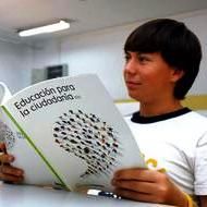 Un niño con un libro de EpC