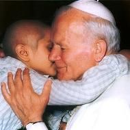 Juan Pablo II abraza a un niño
