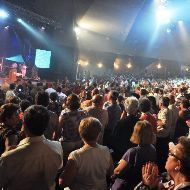 Jóvenes conversos dan su testimonio en directo ante 3.000 fieles de la Renovación Carismática