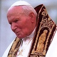 Un libro revela que Juan Pablo II dormía por penitencia en el suelo y se flagelaba
