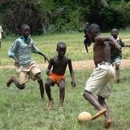 Niños africanos jugando al fútbol