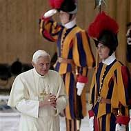 Benedicto XVI y guardias suizos en el Vaticano