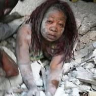 Una mujer atrapada por el terremoto en Haití