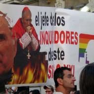 Una pancarta censurando a la Iglesia el día del Orgullo Gay en Madrid