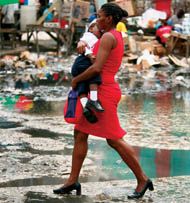 Una mujer con su hijo en Haití