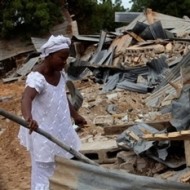 Una mujer nigeriana busca entre escombros tras unos enfrentamientos