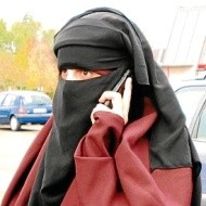 Una mujer musulmana viste el velo integral