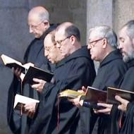 Unos monjes benedictinos meditan la liturgia de las horas