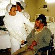Una monja católica atiende a un enfermo