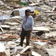 Un hombre desolado tras el terremoto que asoló Chile