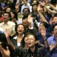 Un grupo de cristianos malayos canta en una celebración