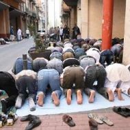 Un grupo de musulmanes reza en una calle de Lérida