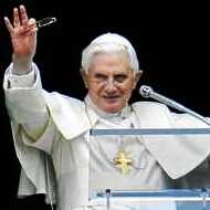 Benedicto XVI saluda desde su despacho en El Vaticano.