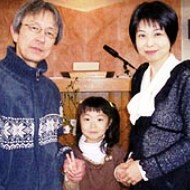 Ito Miyuki y su hija Kotone, junto a su marido, Haruhiko