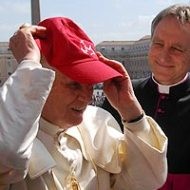 Benedicto XVI se prueba la gorra oficial de la JMJ