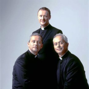 El trío The Priests pugnará con el Papa por el premio al mejor álbum clásico