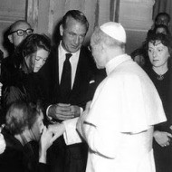 Gary Cooper cumplimenta al Papa Pío XII, años antes de su conversión.