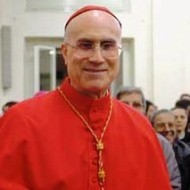 El cardenal Bertone defiende que el celibato es una «tradición positiva» desvinculada de los abusos