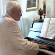 Benedicto XVI tocando el piano