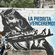Simpatizantes de Hugo Chávez pintan a Cristo y la Virgen María con fusiles en la mano