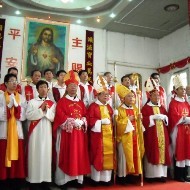 El obispo Antonio Xu Jiwei y los concelebrantes de su consagración