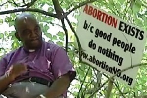 Se sube a un árbol y predica contra el aborto rodeado de policías