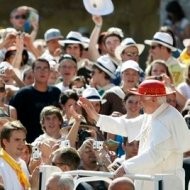 El Papa saludando en la Plaza de san Pedro