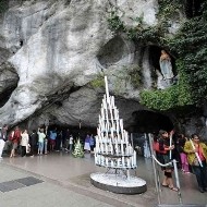 Peregrinos en la gruta de Lourdes esta mañana