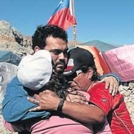 Familiares de los mineros chilenos sepultados bajo tierra