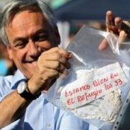 El presidente chileno Salvador Piñera con el mensaje de los mineros