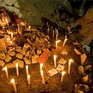 Cirios encendidos e imágenes religiosas en la mina chilena
