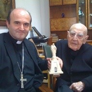 Don Román Orbe y monseñor José Ignacio Munilla, obispo de San Sebastián