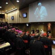Benedicto XVI advierte que los nuevos dioses e ideologías caerán como en el Apocalipsis