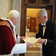 El Papa, ayer, con el nuevo embajador italiano.