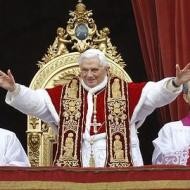 Benedicto XVI durante la bendición Urbi et Orbi
