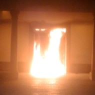 Puerta en llamas (Foto: NoticiasDeMajadahonda.es)