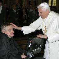 Stephen Hawking y Benedicto XVI