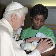 Benedicto XVI con un recién nacido.