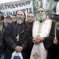 Sacerdotes ortodoxos y cristianos coptos durante una concentración