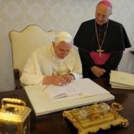 Benedicto XVI firmando una encíclica